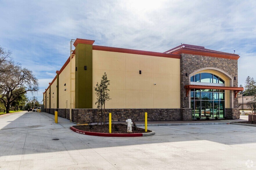 More Photos Of 6144 Leisure Town Rd, Vacaville Storefront For Lease