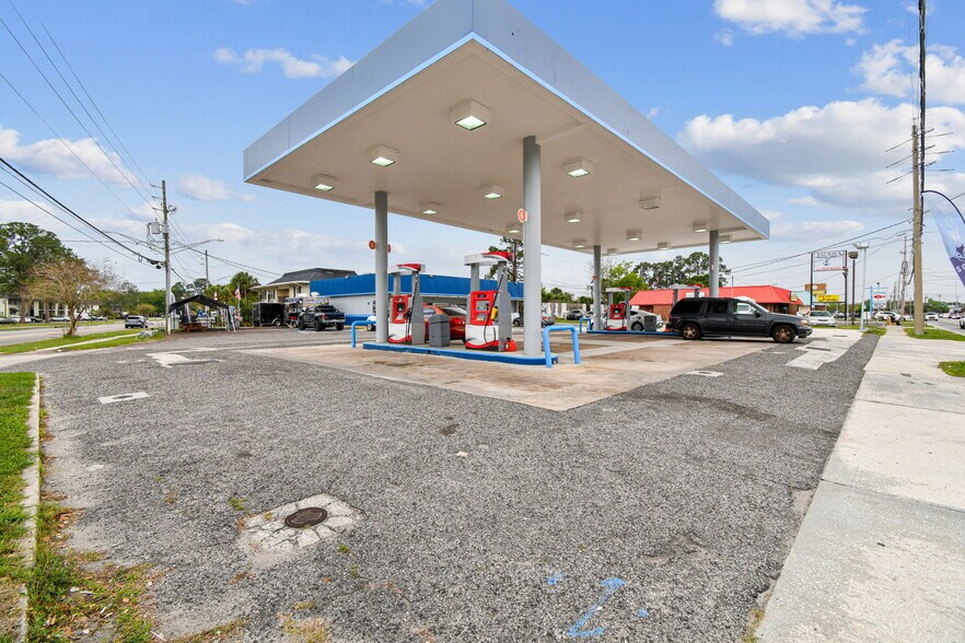 More Photos Of 5676 University Blvd W, Jacksonville Convenience Store For Sale