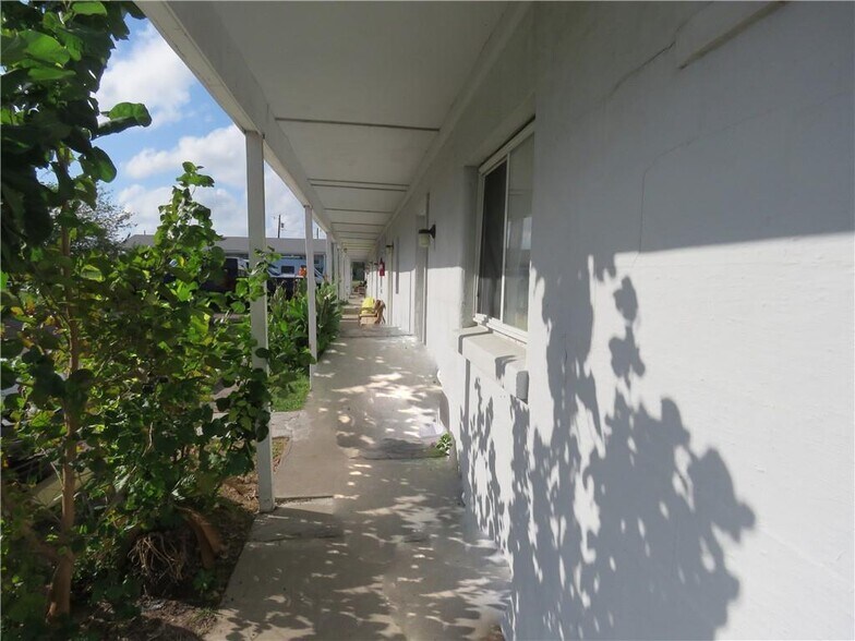 More Photos Of 1330 S Commercial St, Aransas Pass Hotel For Sale