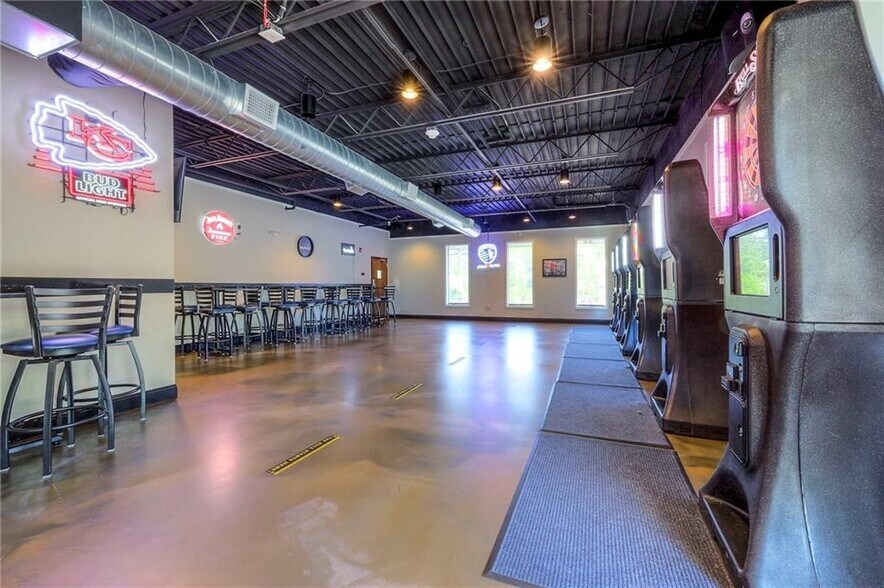 More Photos Of 4545 N Brighton Ave, Kansas City Bar For Sale