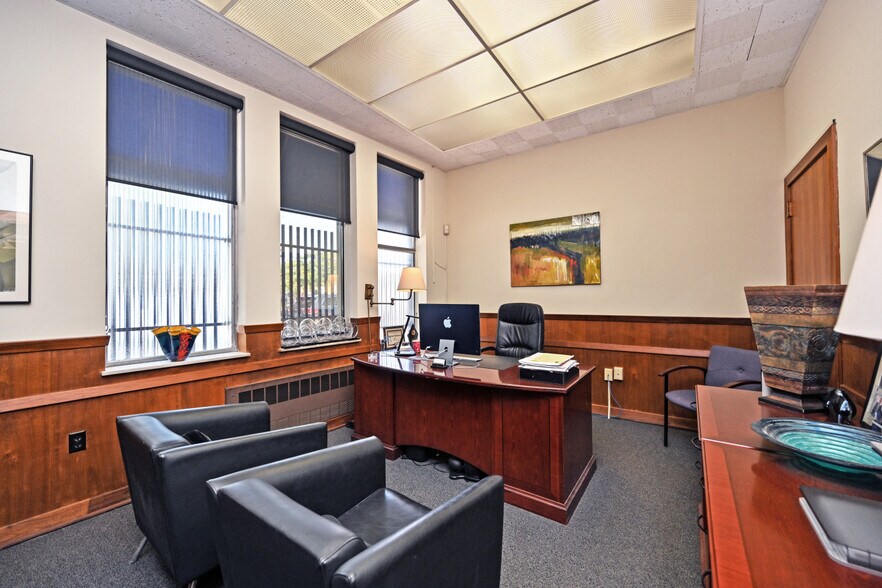 More Photos Of 1440 Main St, Cincinnati Office For Sale