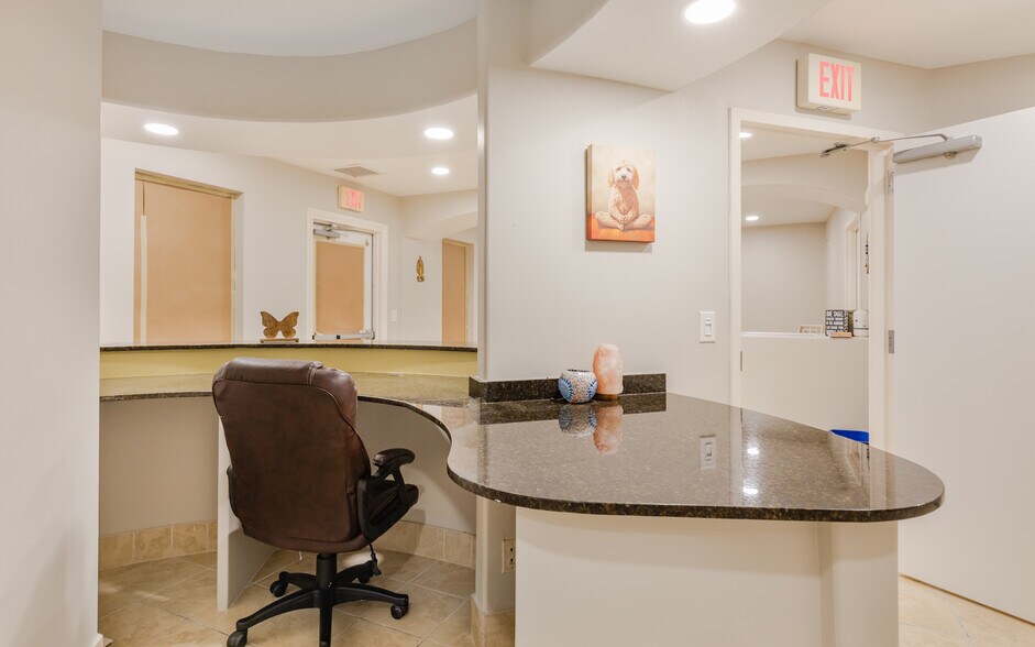 More Photos Of 12734 Kenwood Ln, Fort Myers Medical For Lease