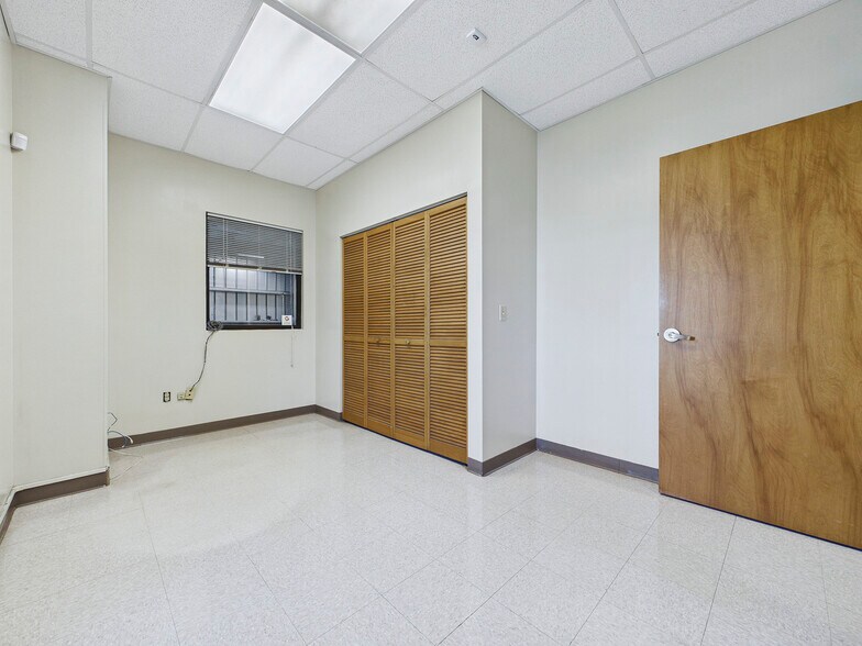 More Photos Of 230 N Old Saint Louis Rd, Wood River Industrial For Lease