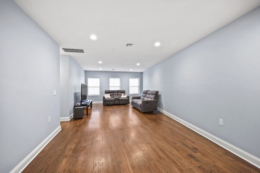 More Photos Of 19 Franklin St, Bloomfield Storefront Retail Office For Sale