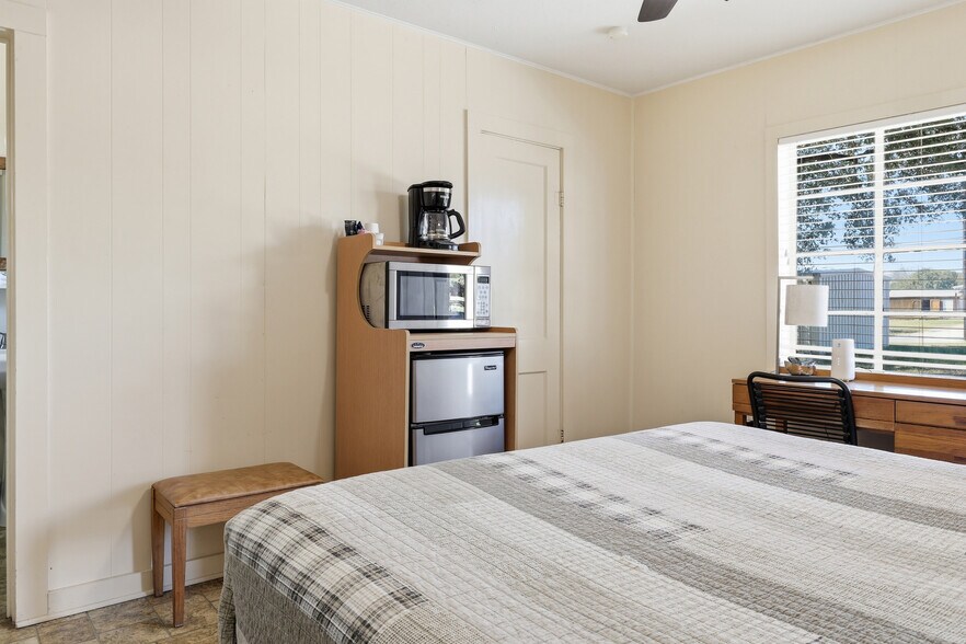 More Photos Of 1016 N Ave E, Shiner Hotel For Sale