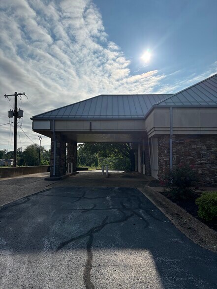 More Photos Of 307 N Walton Blvd, Bentonville Bank For Lease