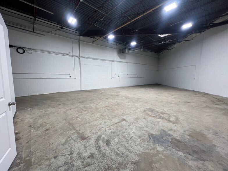 More Photos Of 858-889 N Central Ave, Wood Dale Warehouse For Lease