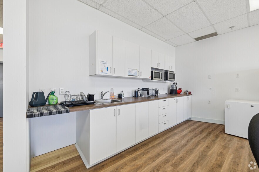 More Photos Of 1400 Av St-Jean-Baptiste, Québec Flex For Lease