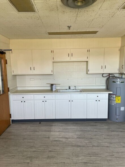 More Photos Of 2409 Sycamore Dr, Knoxville Showroom For Sale