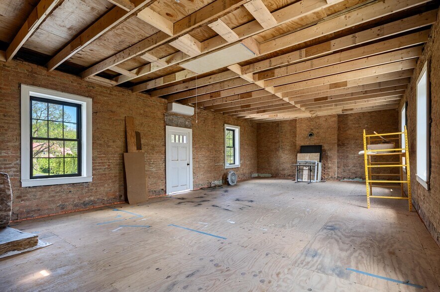 More Photos Of 7211 Queen St, Middleway Flex For Sale