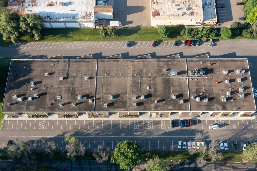 More Photos Of 5600-5628 Lincoln Dr, Edina Light Distribution For Lease