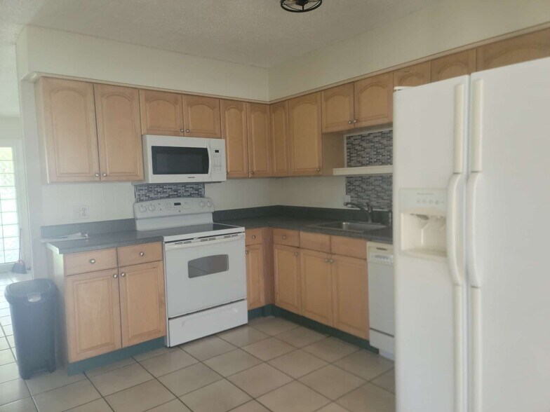 More Photos Of 138-140 NE 1st Ct, Dania Beach Specialty For Sale