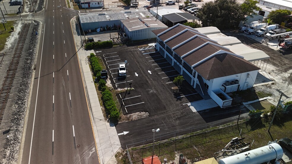 More Photos Of 2700 Evans Ave, Fort Myers Light Manufacturing For Lease