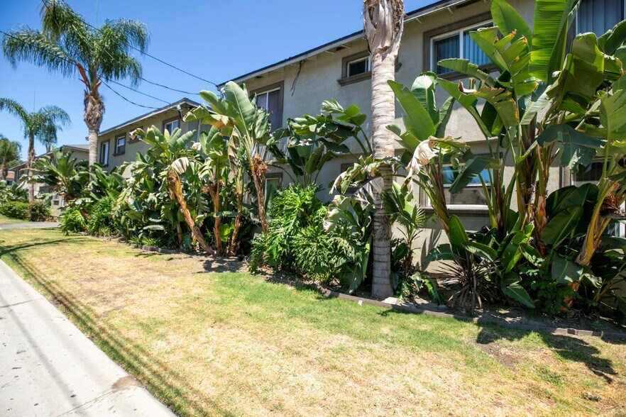 More Photos Of 15455 Vanowen St, Van Nuys Apartments For Sale