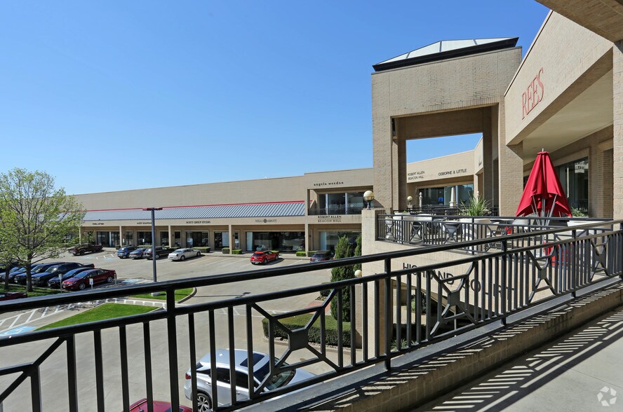 More Photos Of 1250 Slocum St, Dallas Showroom For Lease