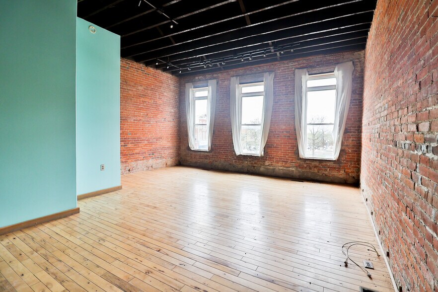 More Photos Of 102-104 W Columbus St, Kenton Office Residential For Sale
