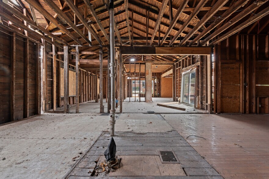 More Photos Of 6328 N College Ave, Indianapolis Freestanding For Sale