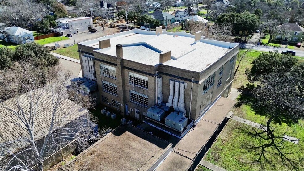 More Photos Of 216 E College St, Seguin Flex For Sale