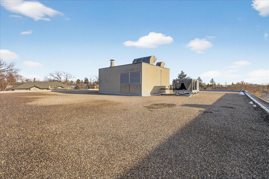 More Photos Of 11831 123 St NW, Edmonton Office For Sale