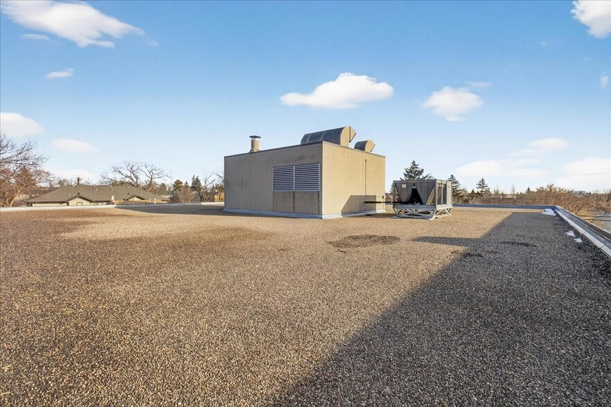 More Photos Of 11831 123 St NW, Edmonton Office For Sale