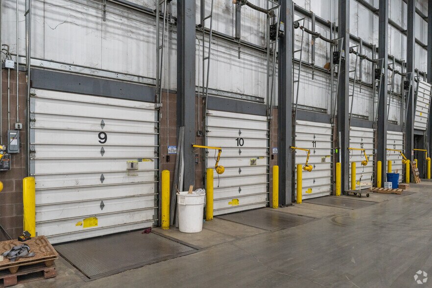 More Photos Of 1122 Longford Rd, Oaks Warehouse For Lease