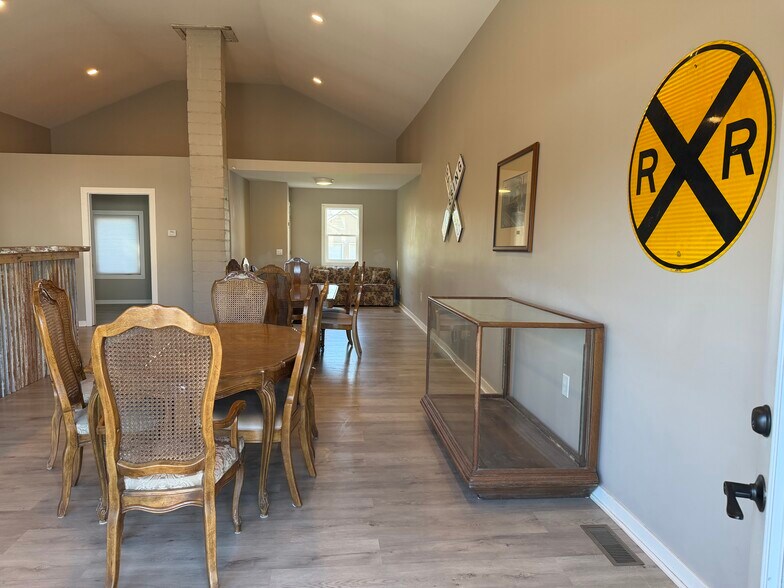 More Photos Of 105 W Vine St, Yutan General Retail For Sale
