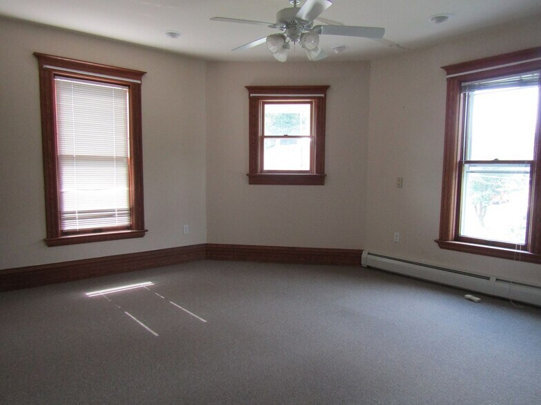 More Photos Of 30 Taylor St, Troy Freestanding For Sale