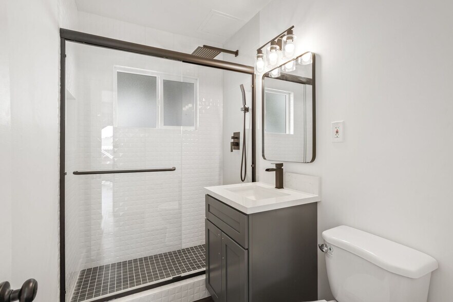 More Photos Of 925 W 84th St, Los Angeles Apartments For Sale
