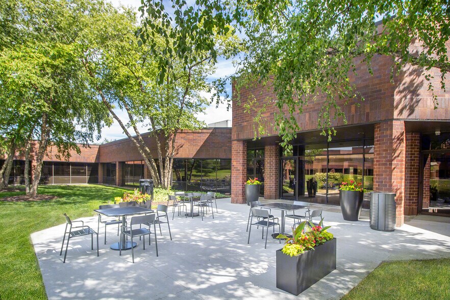 More Photos Of 250 N Patrick Blvd, Brookfield Office For Lease