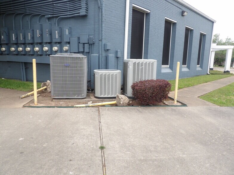 More Photos Of 17300 Saturn Ln, Houston Medical For Lease