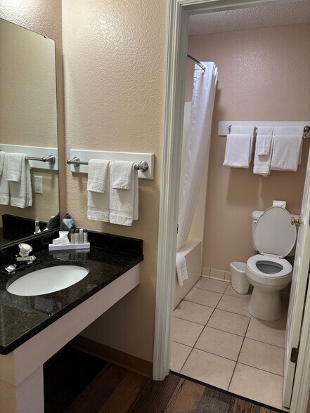 More Photos Of 3518 Osage Beach Pkwy, Osage Beach Hotel For Sale