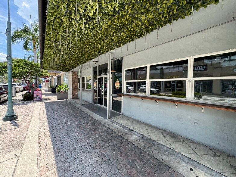 More Photos Of 2001-2017 Harrison St, Hollywood Restaurant For Lease