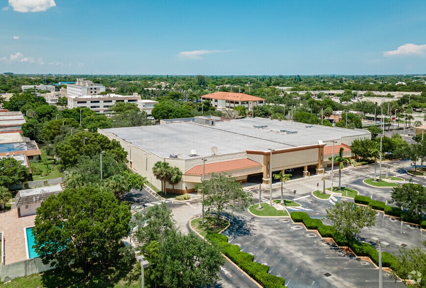 More Photos Of 7015 N University Dr, Tamarac Supermarket For Lease