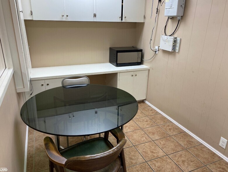 More Photos Of 1701 S Timber St, Stuttgart Office Residential For Sale