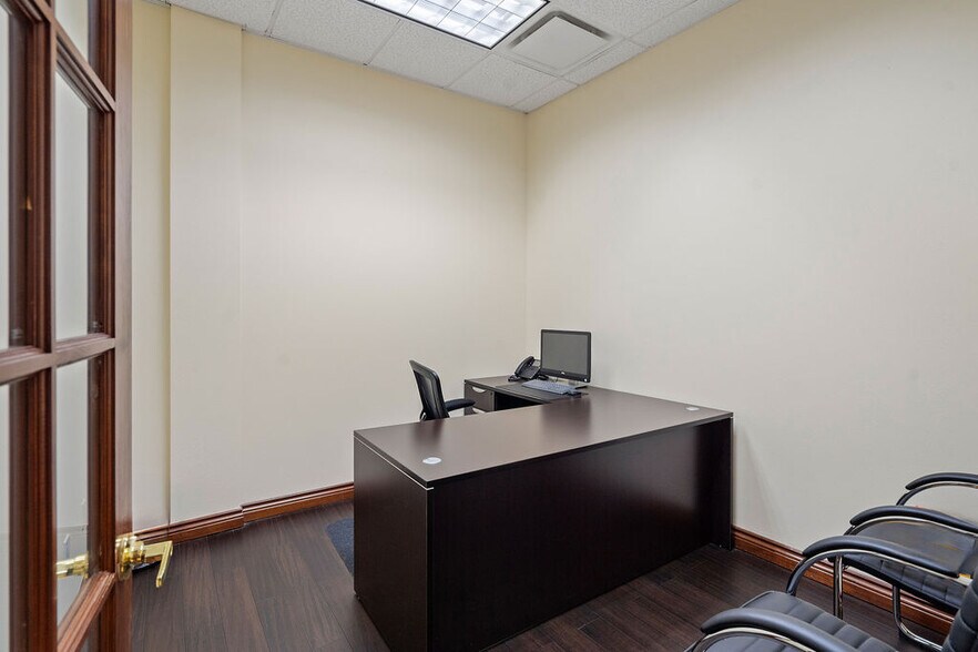 More Photos Of 7901 Kingspointe Pky, Orlando Showroom For Sale