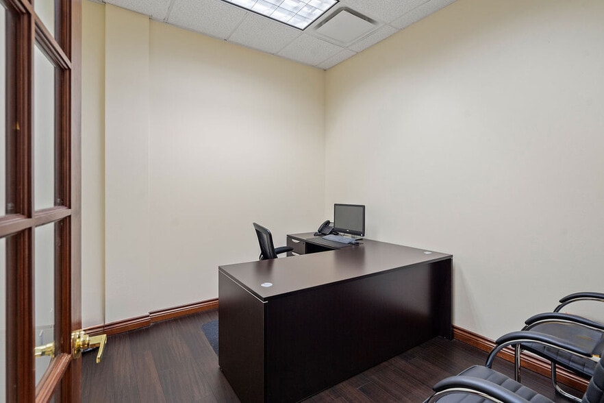 More Photos Of 7901 Kingspointe Pky, Orlando Showroom For Sale