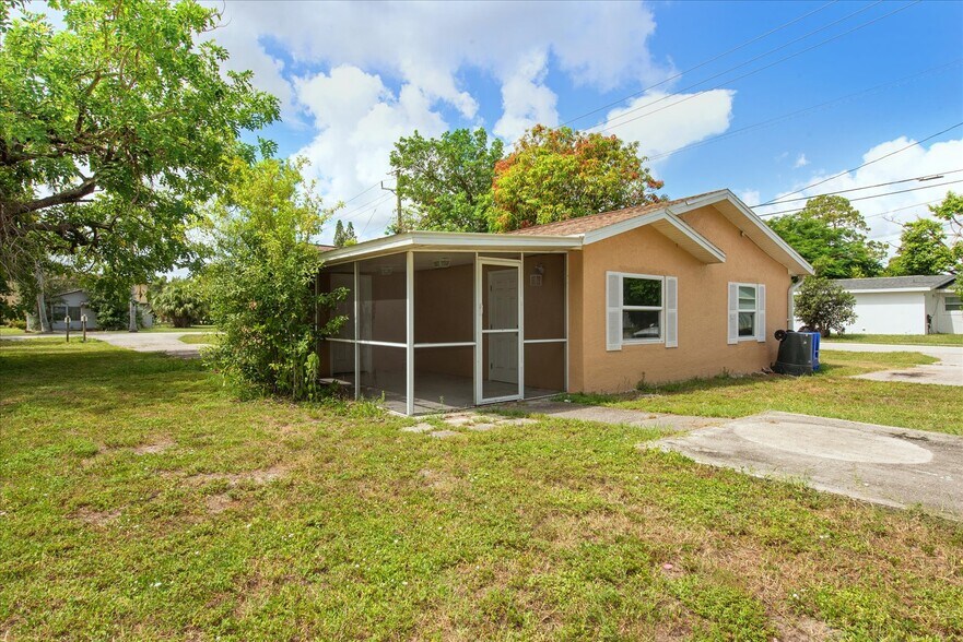 Primary Photo Of 1905 Oakley Ave, Fort Myers Apartments For Sale