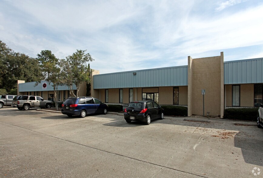 More Photos Of 5401-5481 Bryant Ave, Sanford Showroom For Lease