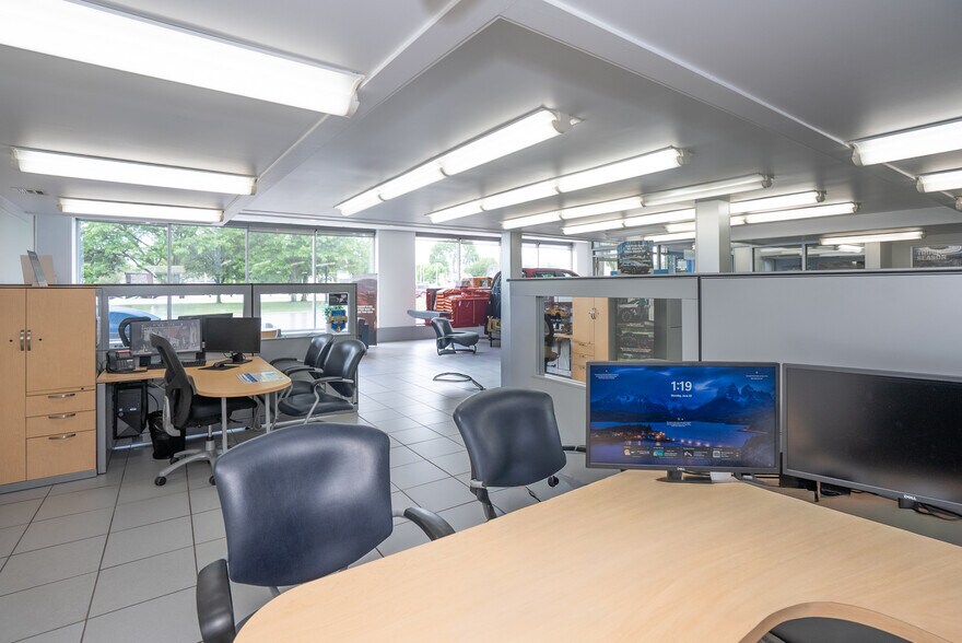 More Photos Of 21800 Gratiot Ave, Eastpointe Auto Dealership For Sale