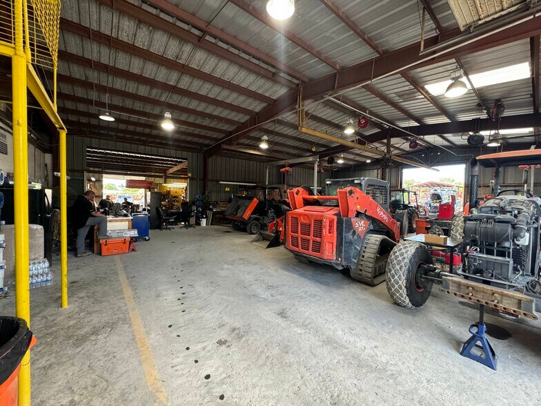 More Photos Of 5504 15th St E, Bradenton Distribution For Lease