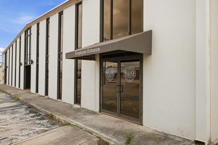 More Photos Of 2110 Mannix Dr, San Antonio Light Distribution For Sale