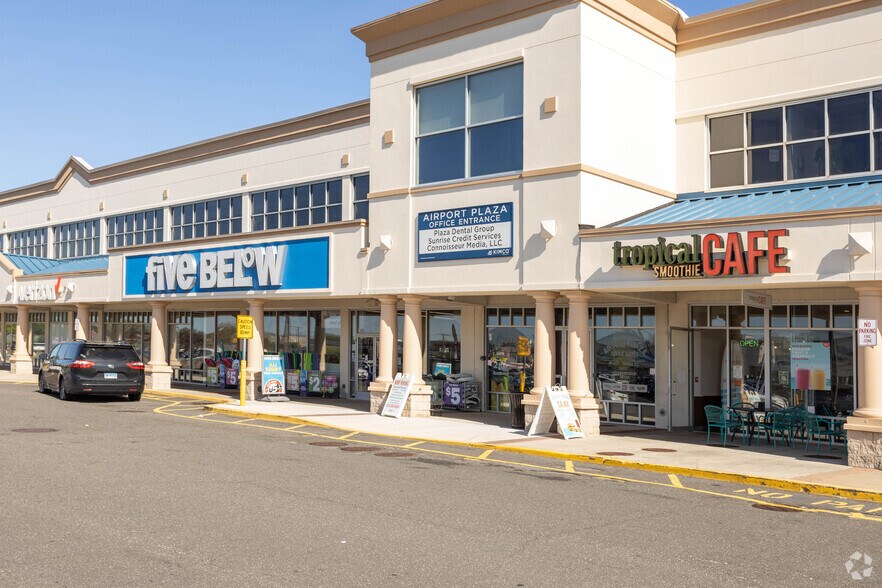 More Photos Of 201-234 Airport Plaza Blvd, Farmingdale Storefront Retail Office For Lease