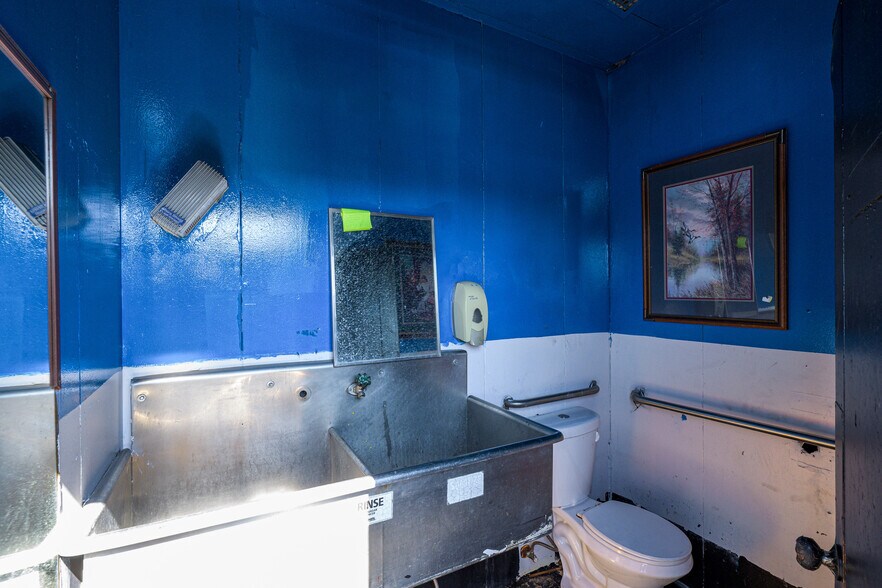 More Photos Of 1320 S Austin Ave, Denison General Retail For Sale