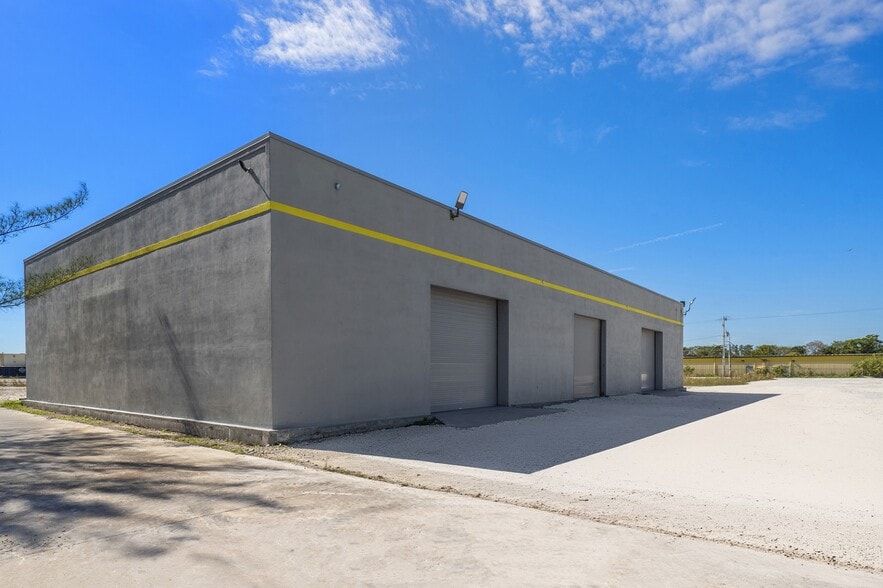 More Photos Of 3080 W Sheridan St, Hollywood Manufacturing For Lease