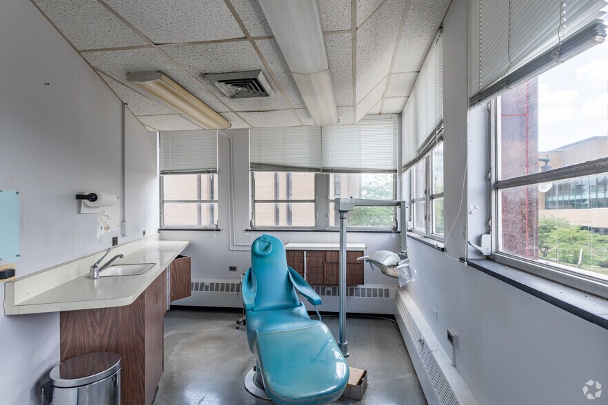 More Photos Of 216 W Madison St, Waukegan Office For Sale