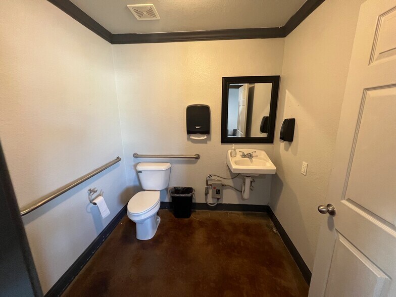 More Photos Of 1800 E Rancier Ave, Killeen Auto Dealership For Sale