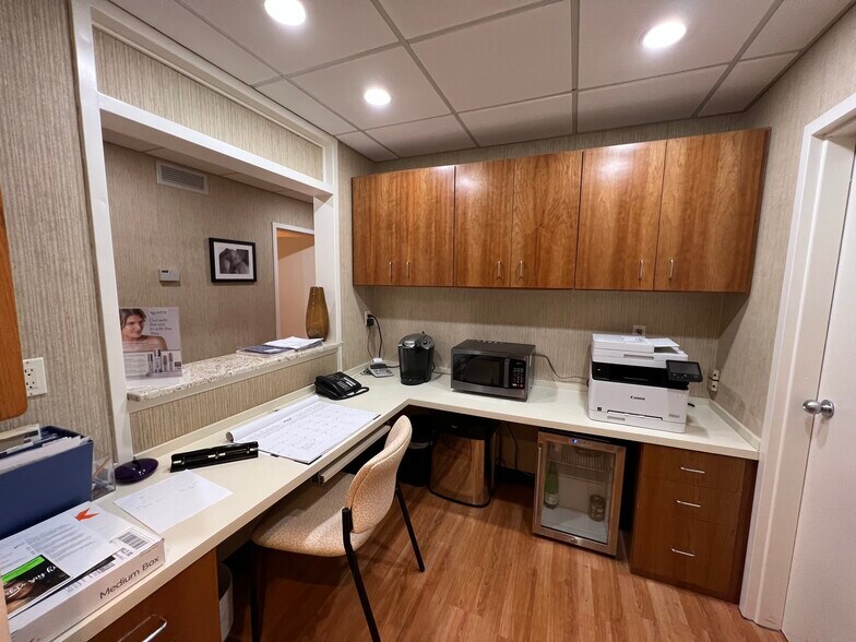 More Photos Of 2 1/2 Dearfield Dr, Greenwich Medical For Lease