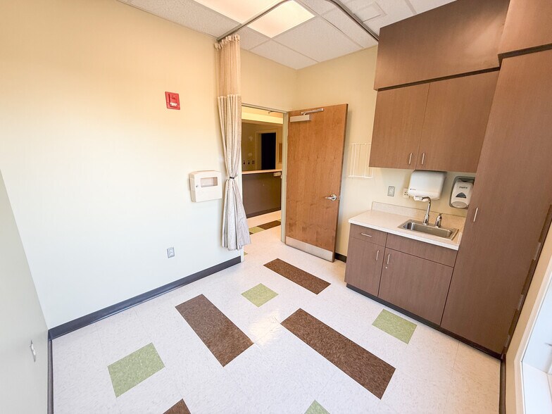 More Photos Of 101 Lexington Rd, Woolwich Office For Lease