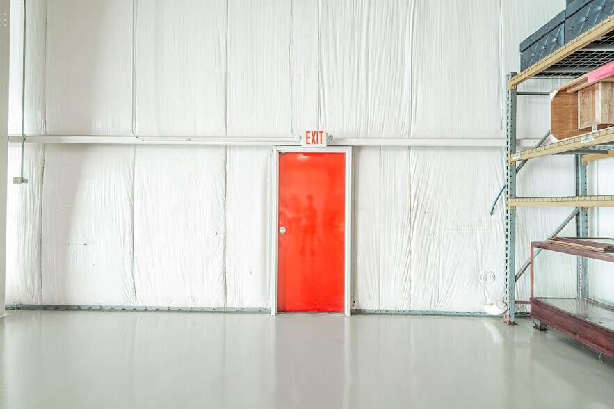 More Photos Of 300 Heath Rd, Heath Airplane Hangar For Sale