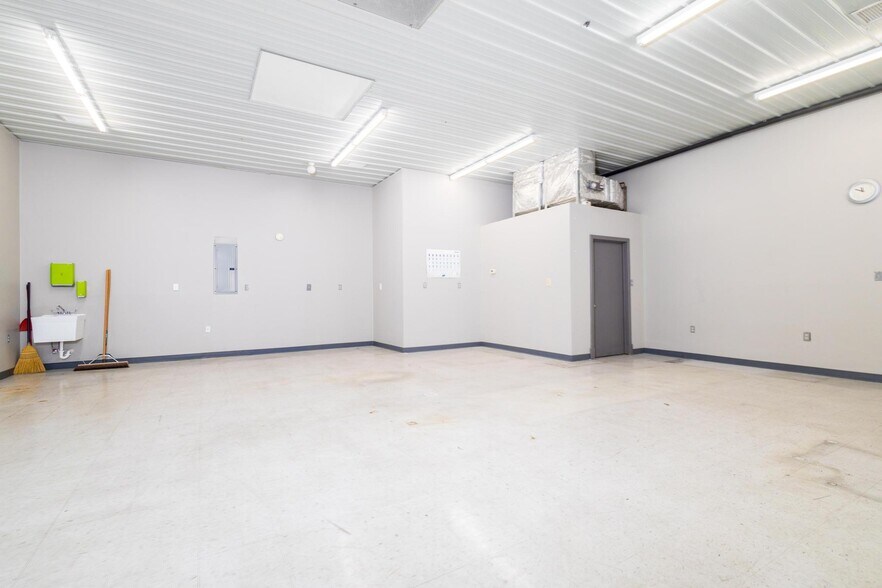 More Photos Of 66850 Executive Dr, Saint Clairsville Warehouse For Lease